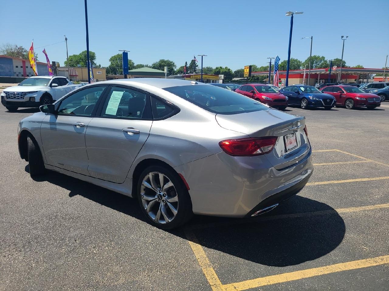Chrysler 200 4dr Sdn S FWD 2015