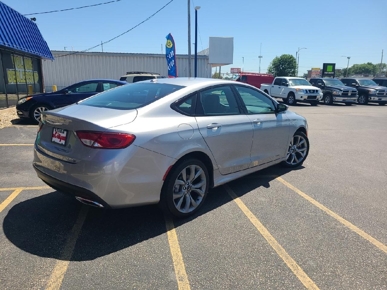 Chrysler 200 4dr Sdn S FWD 2015