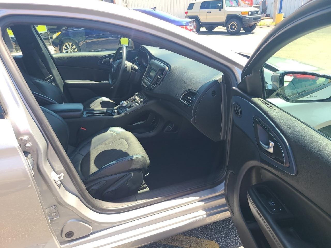 Chrysler 200 4dr Sdn S FWD 2015
