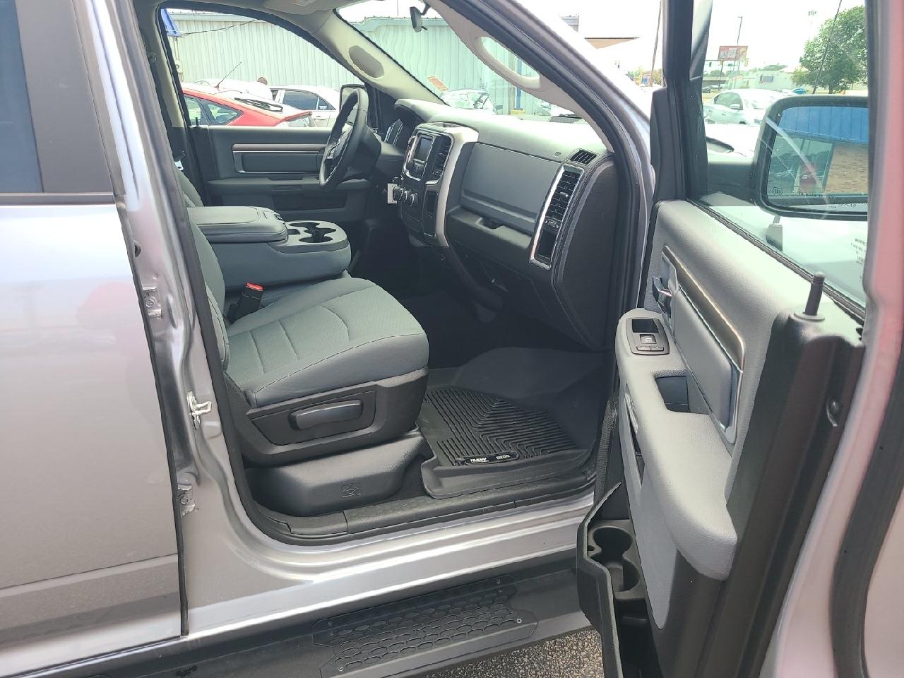 RAM 1500 Classic SLT 4x4 Crew Cab 6'4" Box 2019