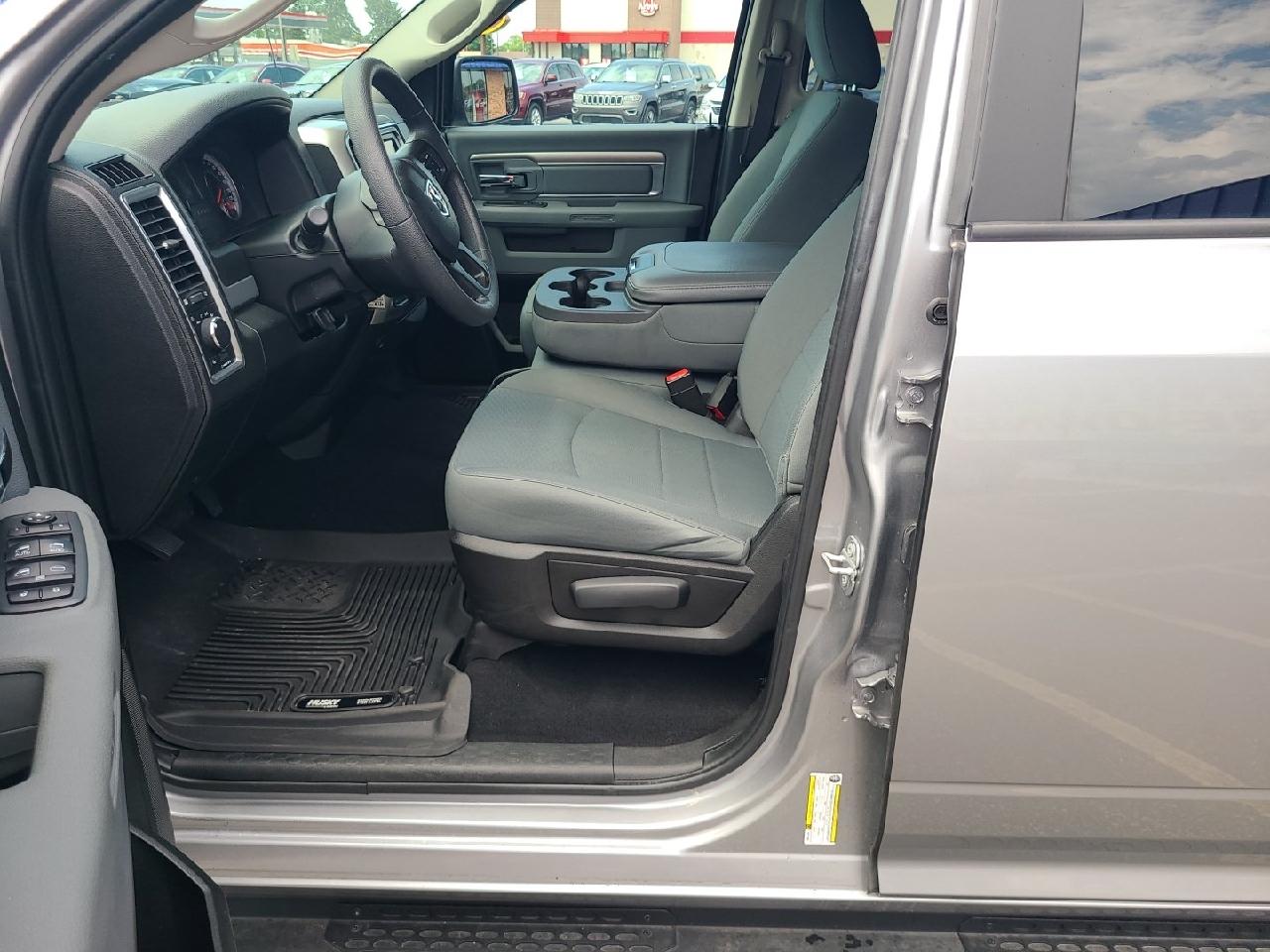 RAM 1500 Classic SLT 4x4 Crew Cab 6'4" Box 2019