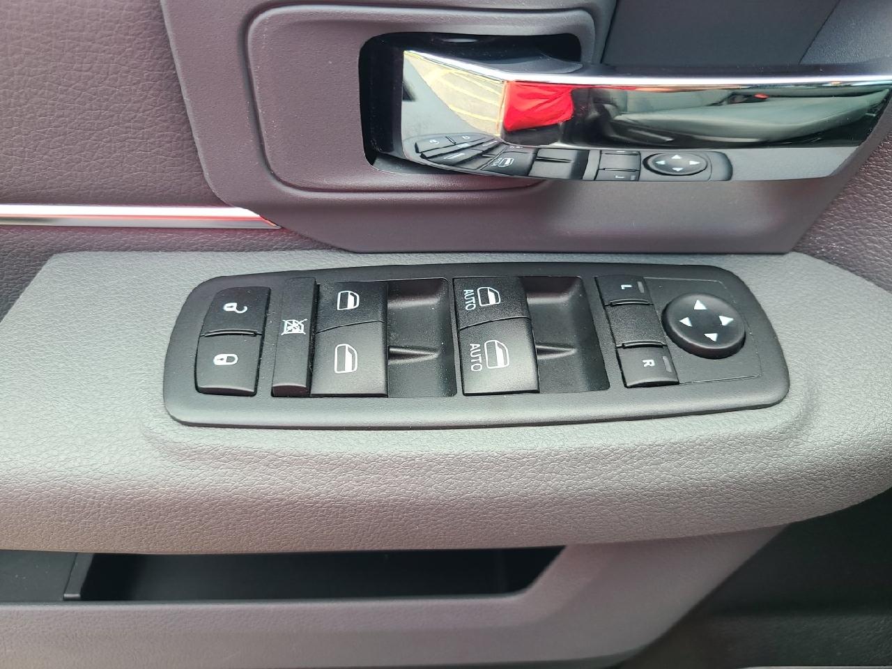 RAM 1500 Classic SLT 4x4 Crew Cab 6'4" Box 2019