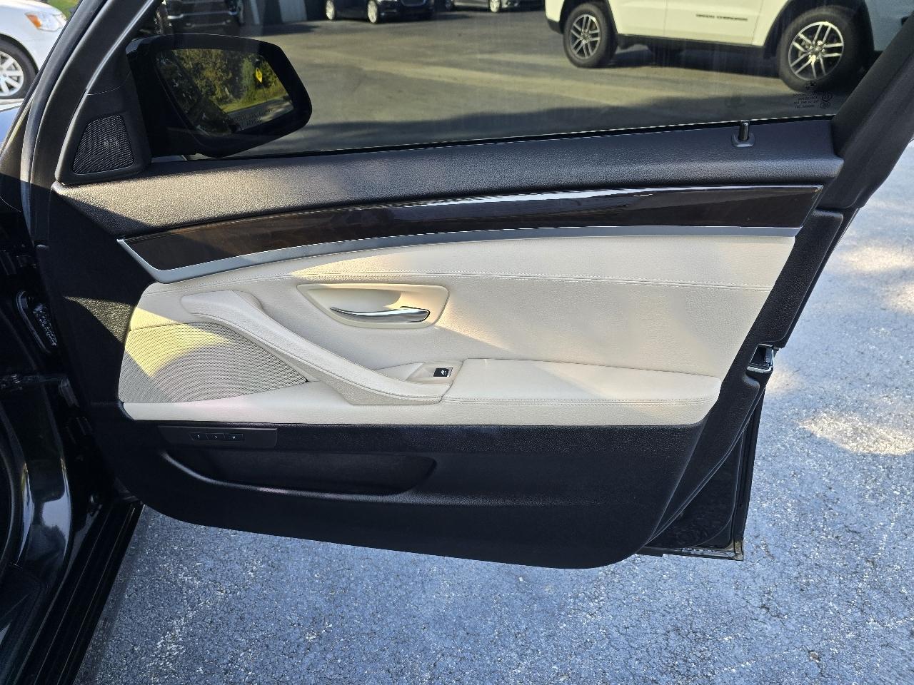 BMW 5-Series 535xi 2011