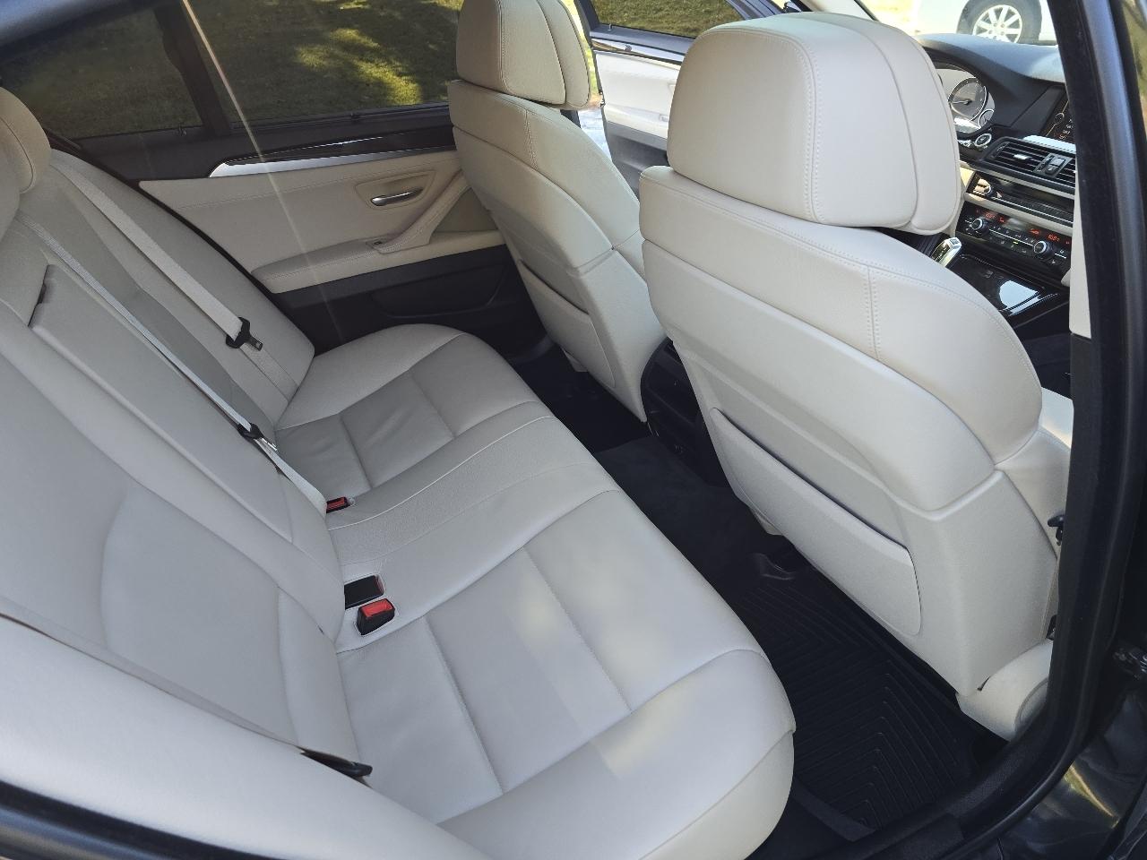 BMW 5-Series 535xi 2011