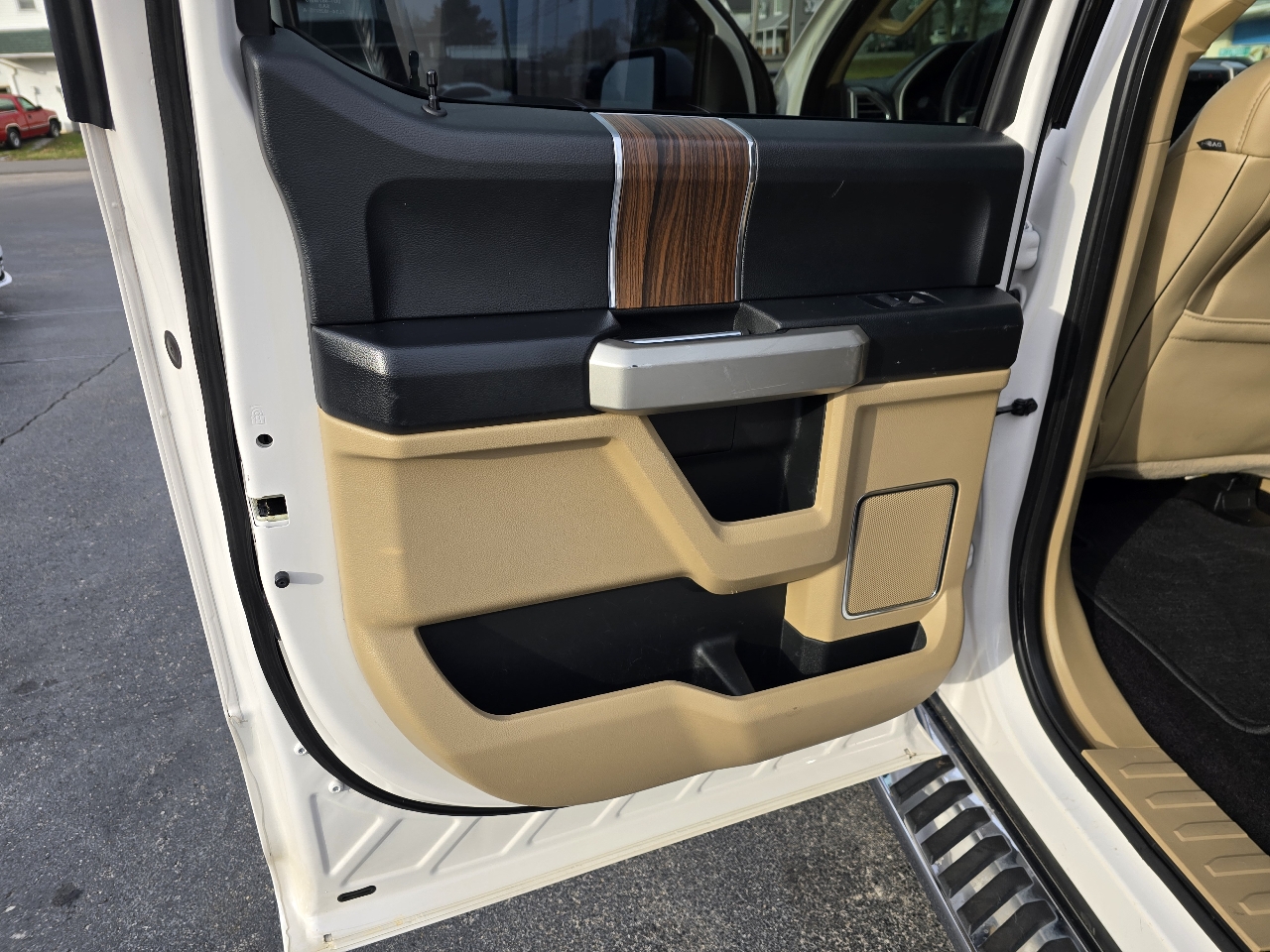 Ford F-150 4WD SuperCrew 145" Lariat 2015