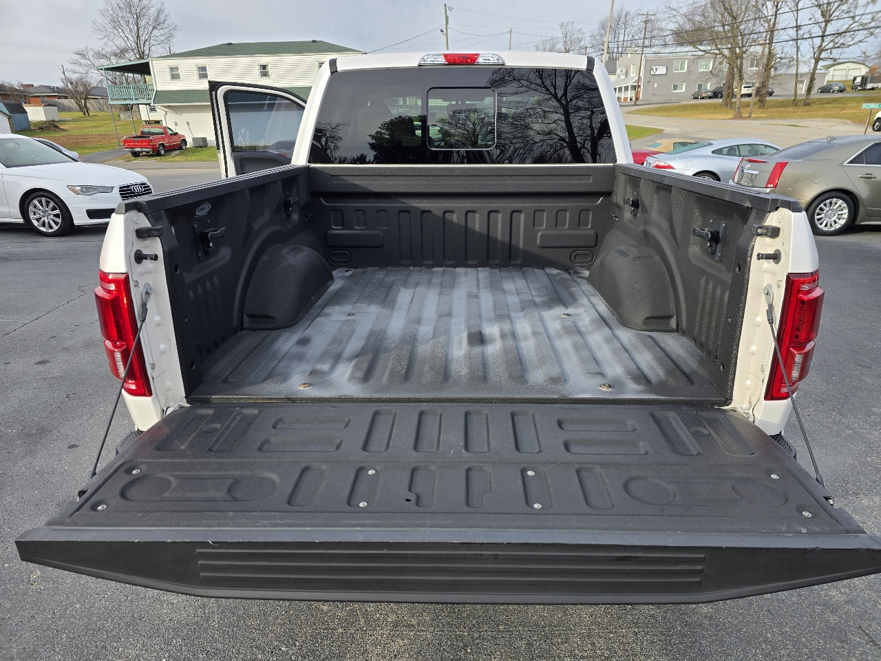 Ford F-150 4WD SuperCrew 145" Lariat 2015