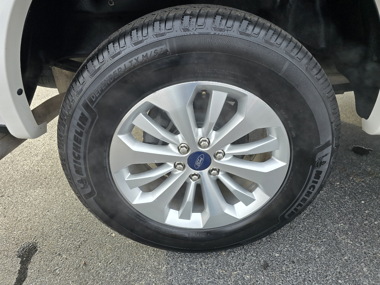 Ford F-150 4WD SuperCrew 145" Lariat 2015