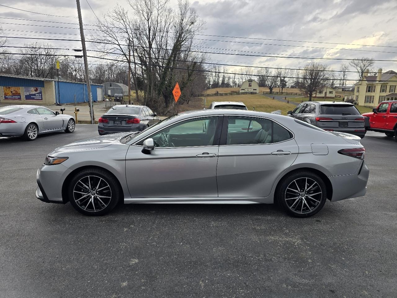 Toyota Camry SE 2023