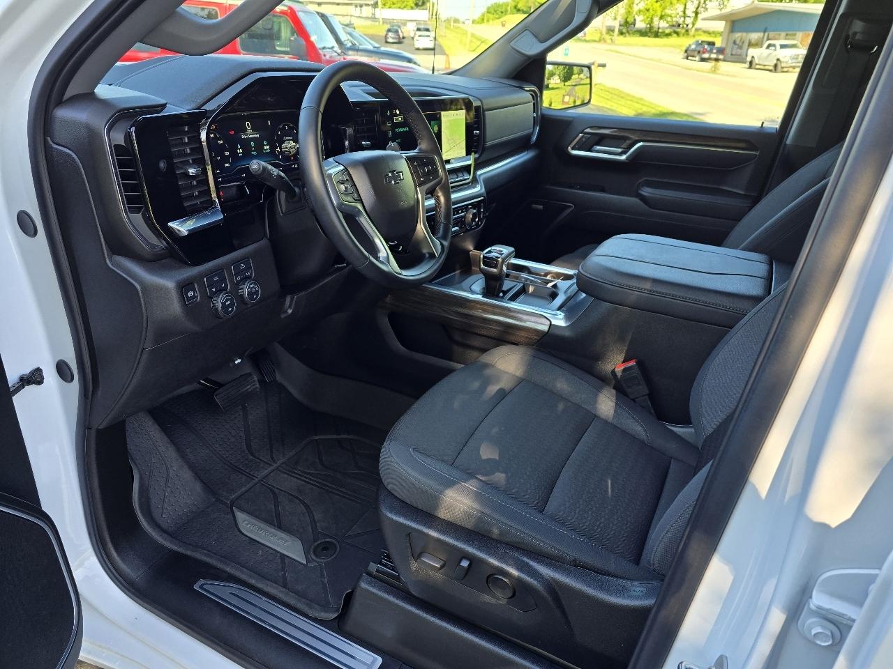 Chevrolet Silverado 1500 4WD Crew Cab 147" RST 2025