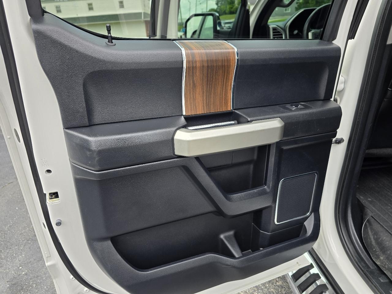 Ford F-150 4WD SuperCrew 145" Lariat 2016