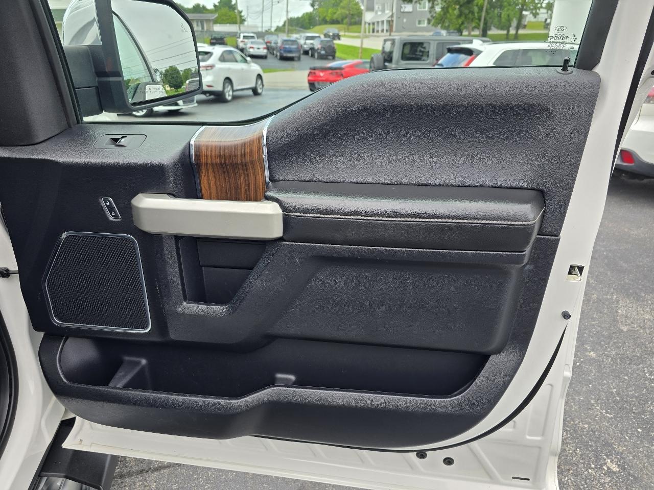 Ford F-150 4WD SuperCrew 145" Lariat 2016