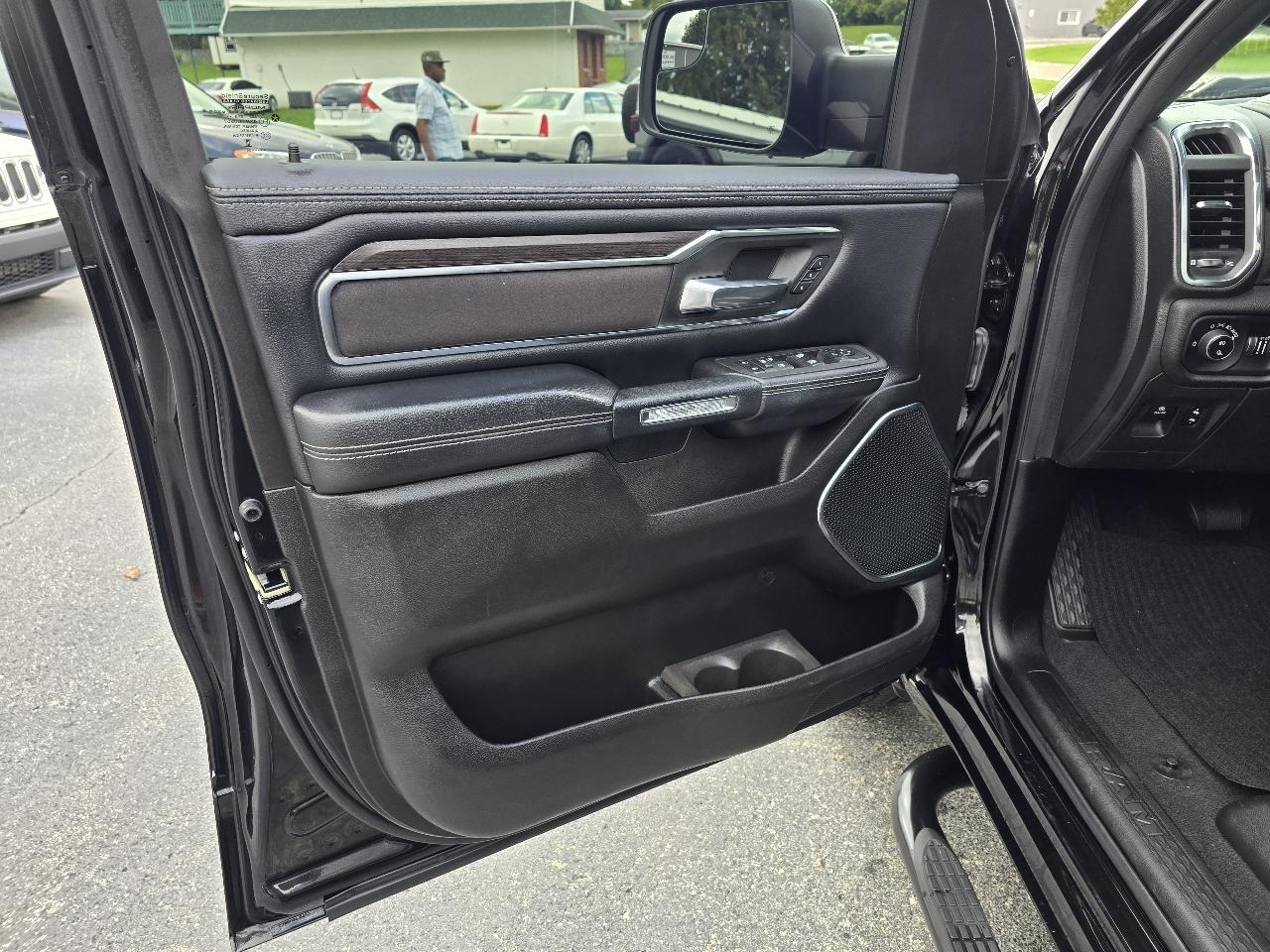 RAM 1500 Laramie Crew Cab SWB 4WD 2025