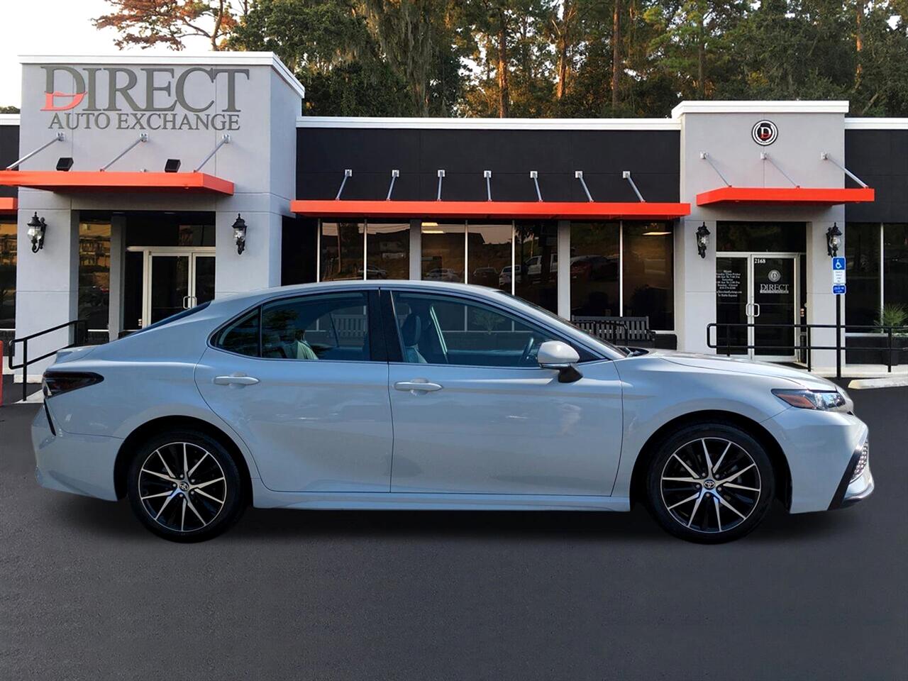 2022 Toyota Camry SE photo 3