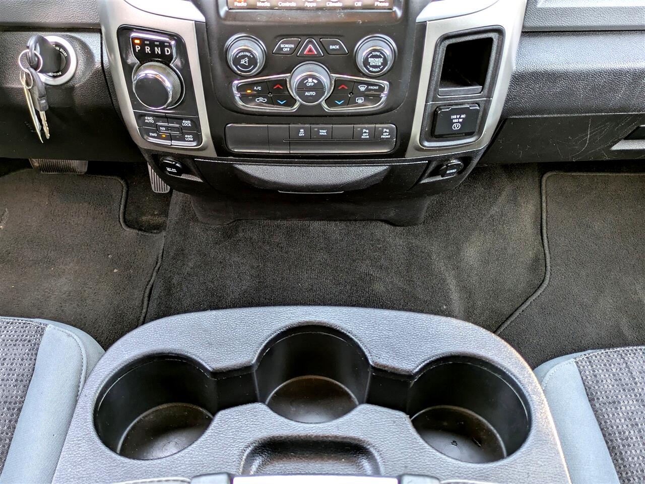 2017 Ram 1500 SLT photo 18