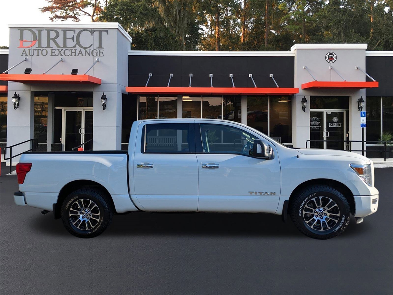 2021 Nissan Titan SV Crew Cab photo 3