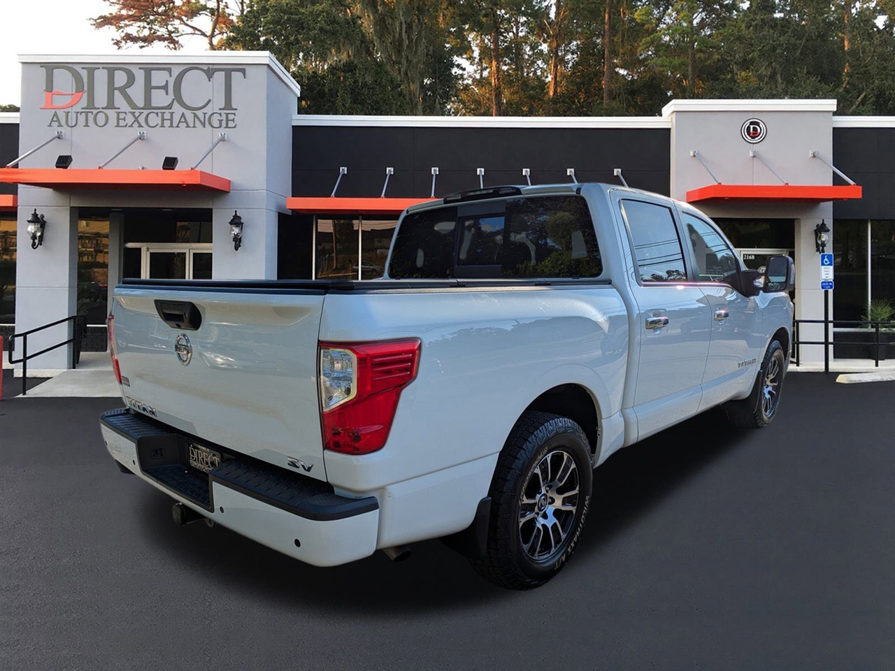 2021 Nissan Titan SV Crew Cab photo 4