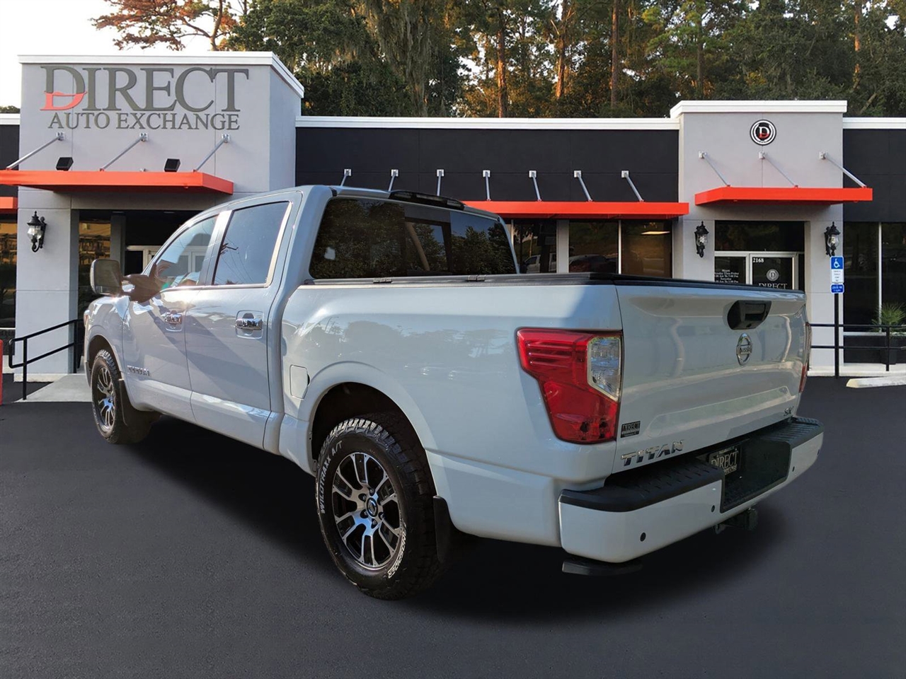 2021 Nissan Titan SV Crew Cab photo 5