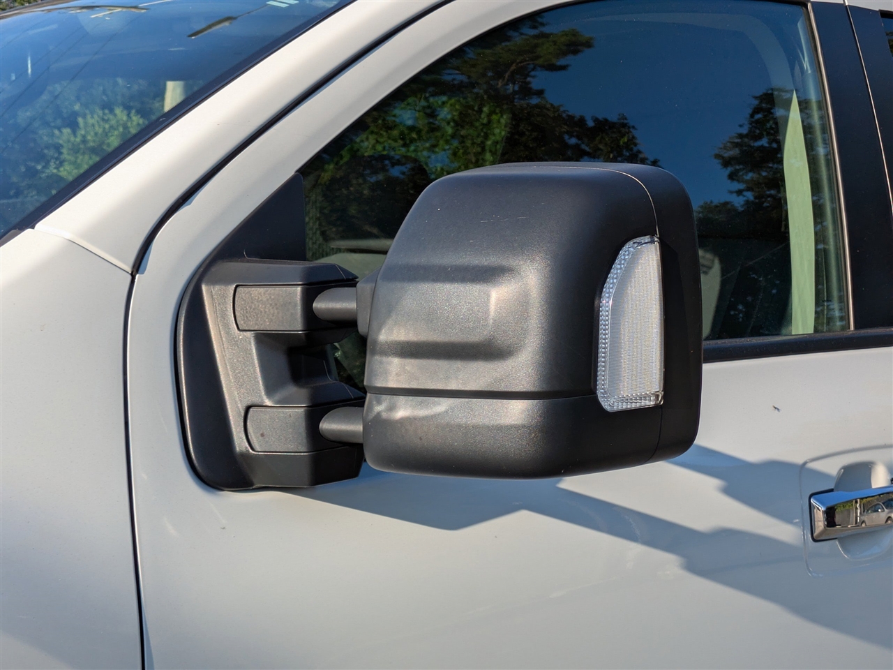 2021 Nissan Titan SV Crew Cab photo 8