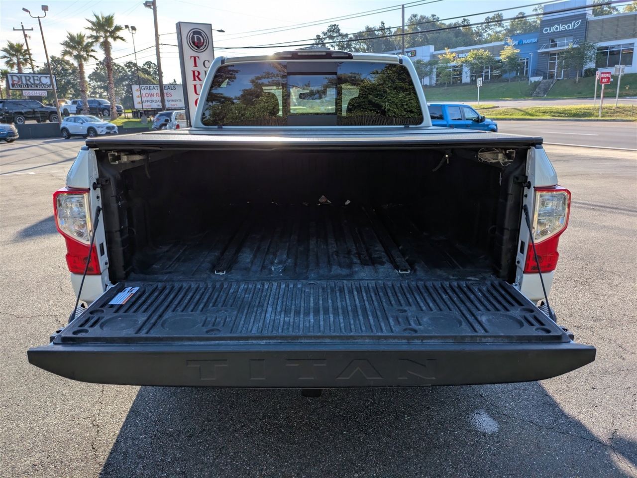 2021 Nissan Titan SV Crew Cab photo 9
