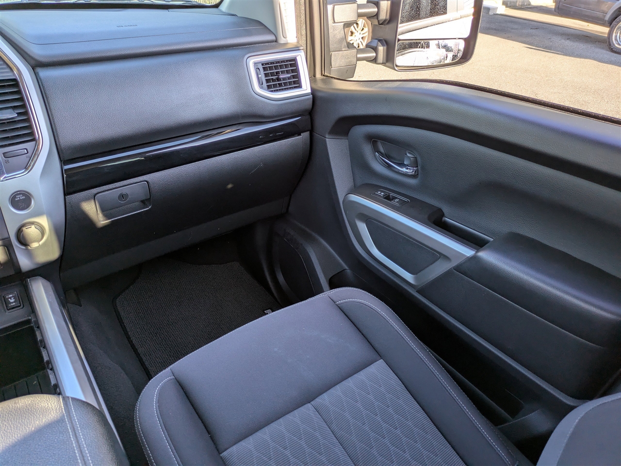 2021 Nissan Titan SV Crew Cab photo 13