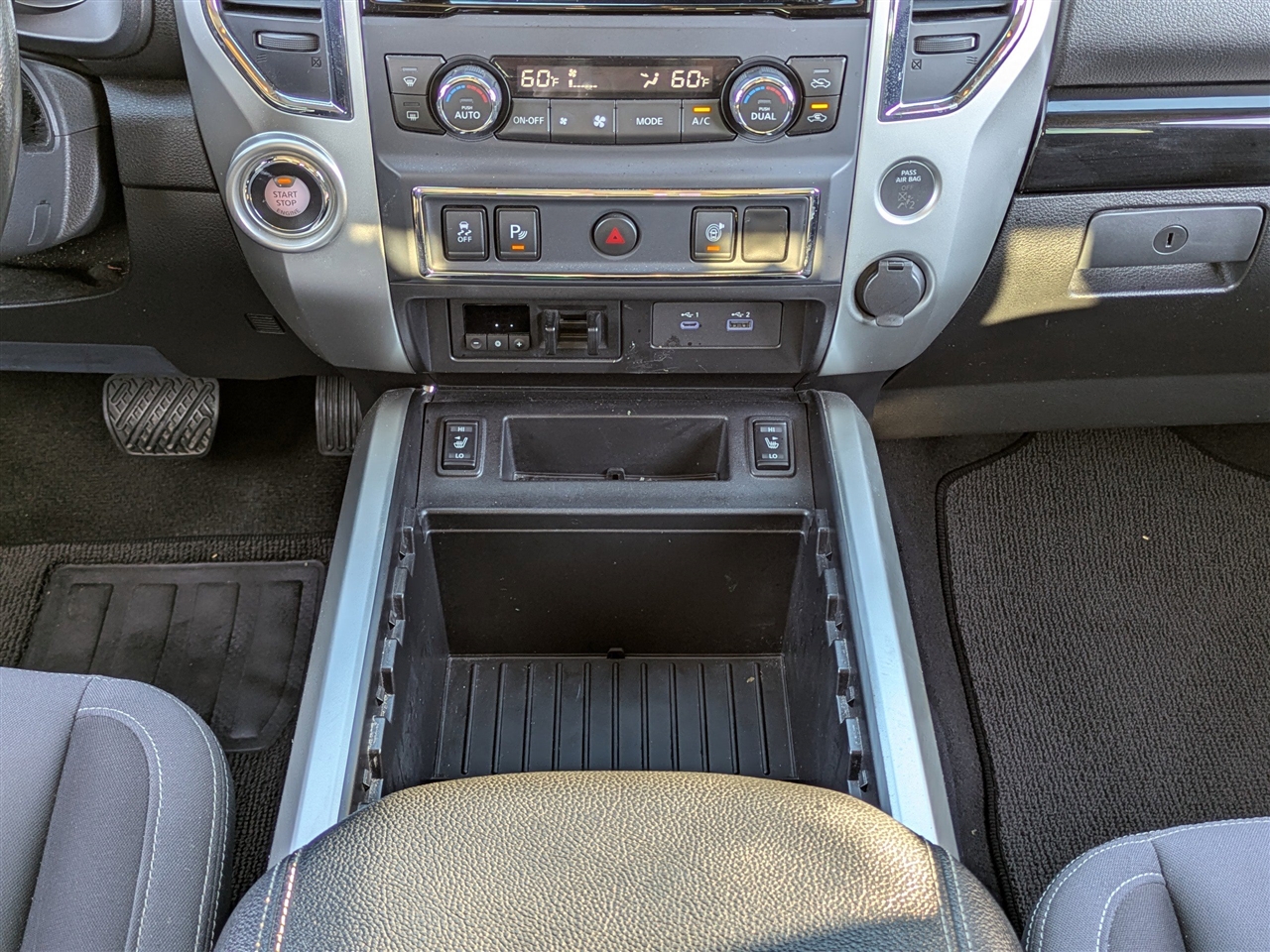 2021 Nissan Titan SV Crew Cab photo 16