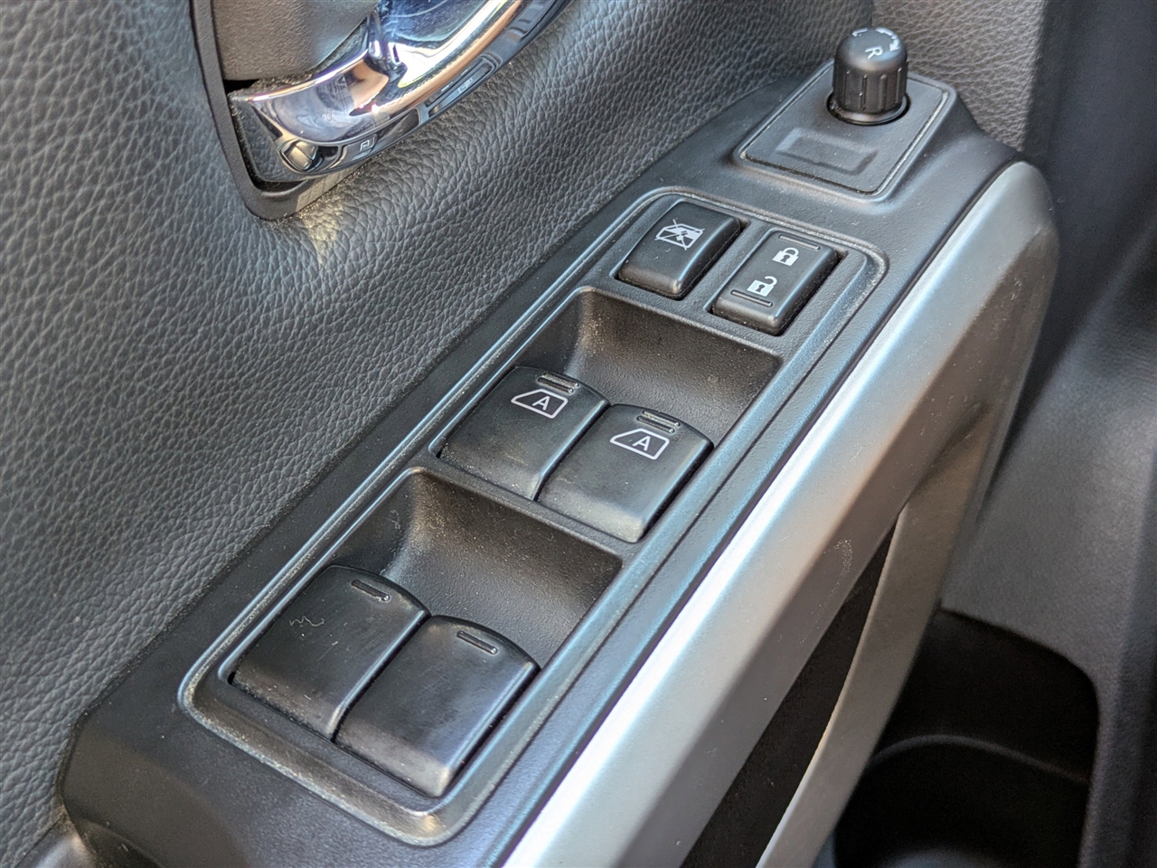 2021 Nissan Titan SV Crew Cab photo 21