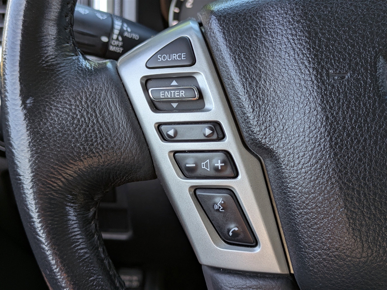 2021 Nissan Titan SV Crew Cab photo 22