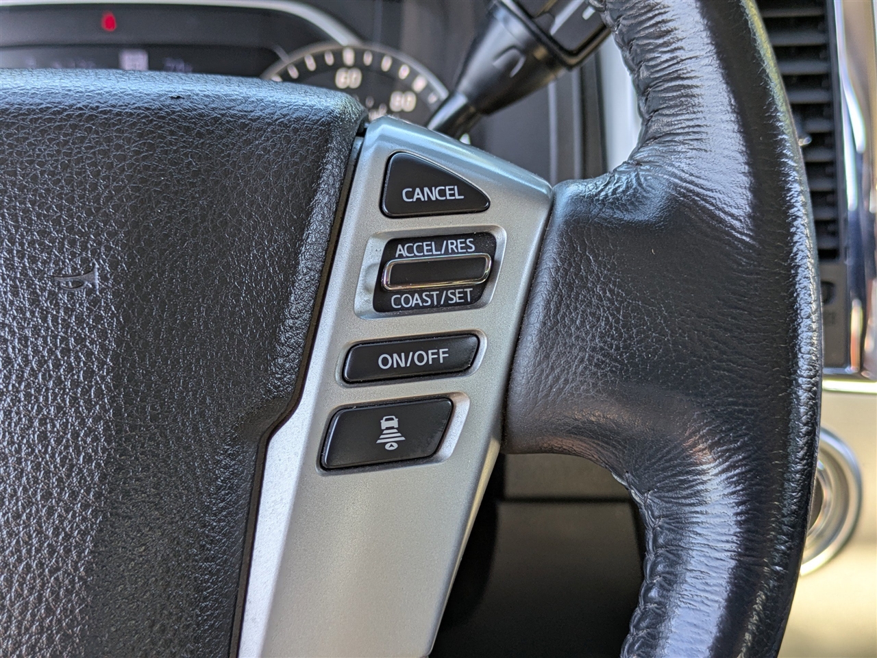 2021 Nissan Titan SV Crew Cab photo 23