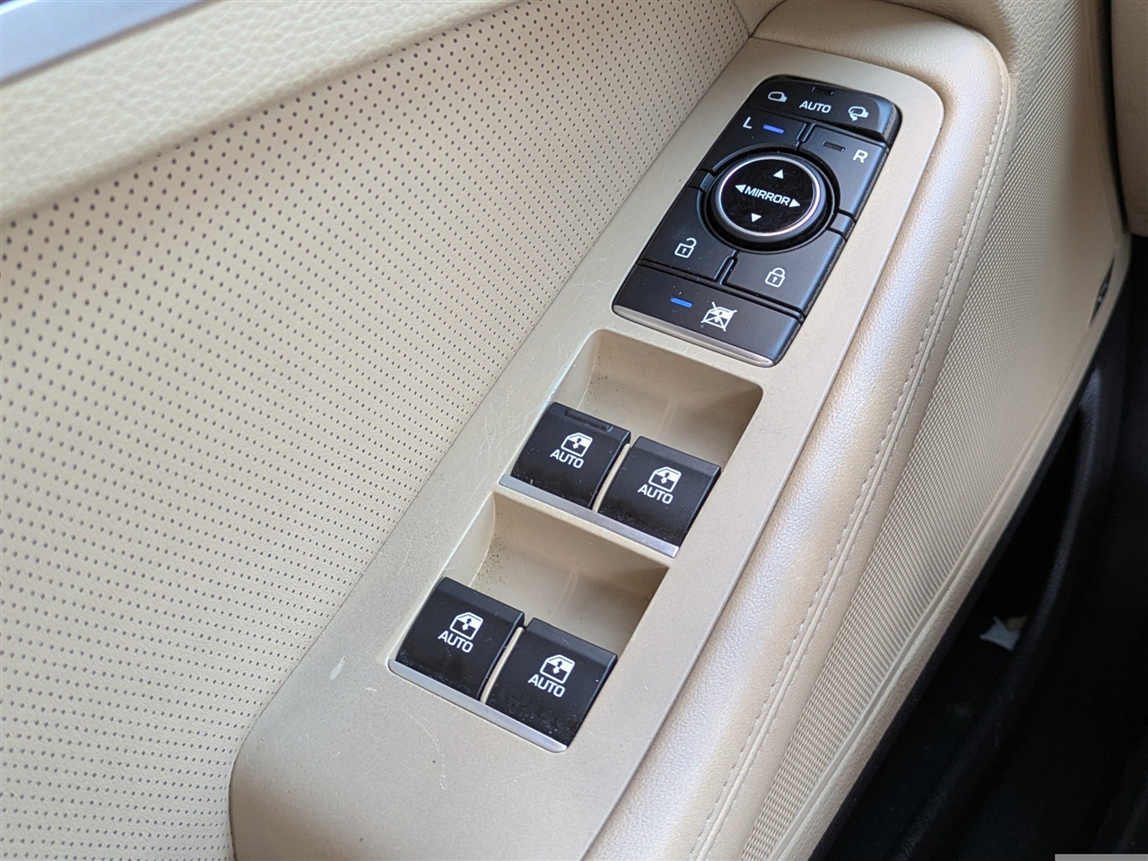2015 Hyundai Genesis 3.8 photo 22