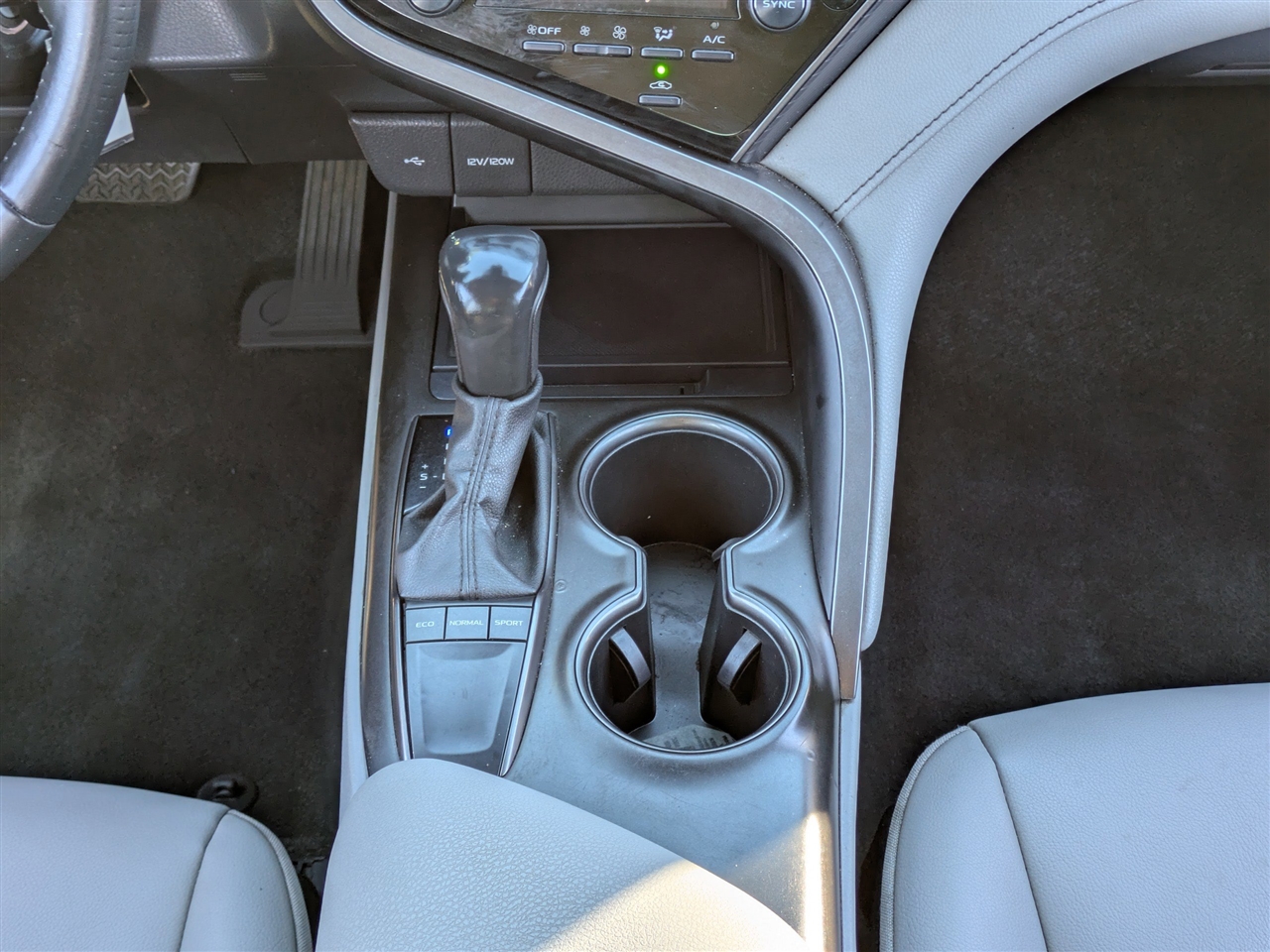 Toyota Camry SE 2023