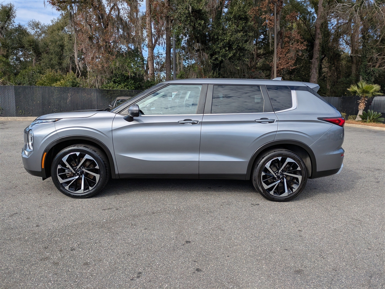 Mitsubishi Outlander SE 2WD 2023