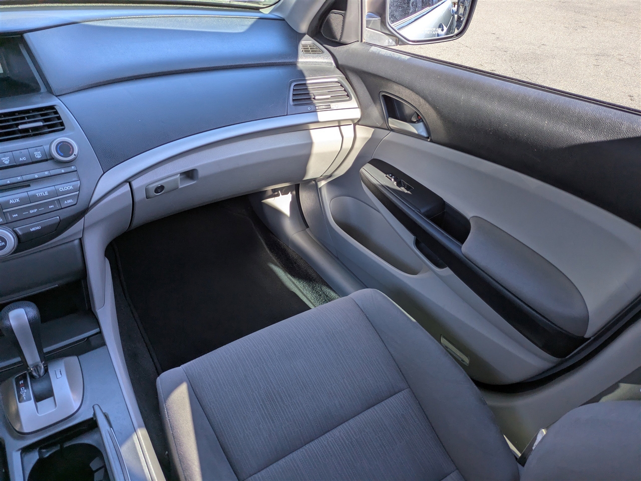 Honda Accord LX sedan AT 2012