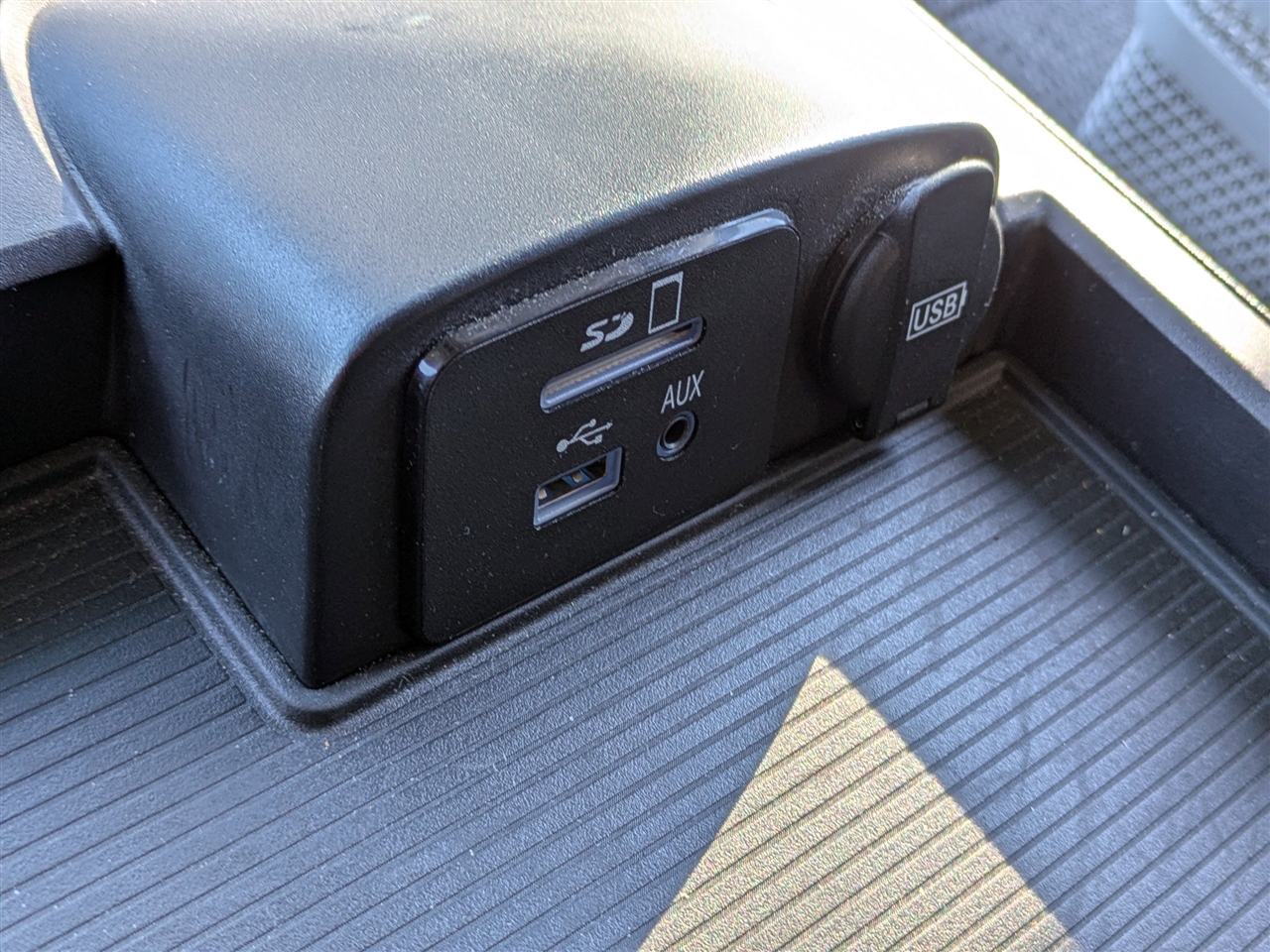 RAM 1500 SLT Crew Cab SWB 4WD 2016