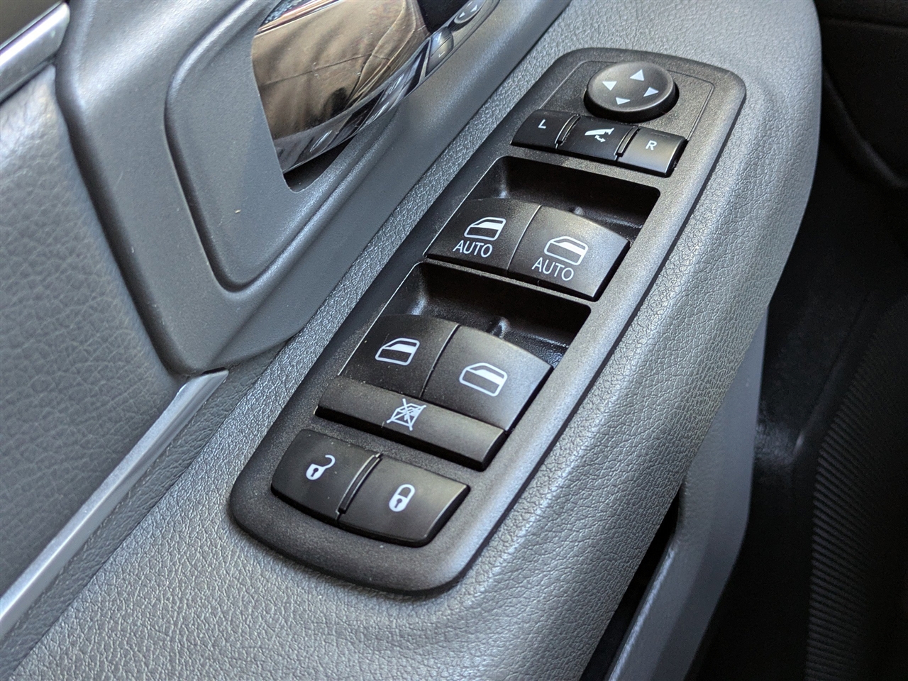 RAM 1500 SLT Crew Cab SWB 4WD 2016