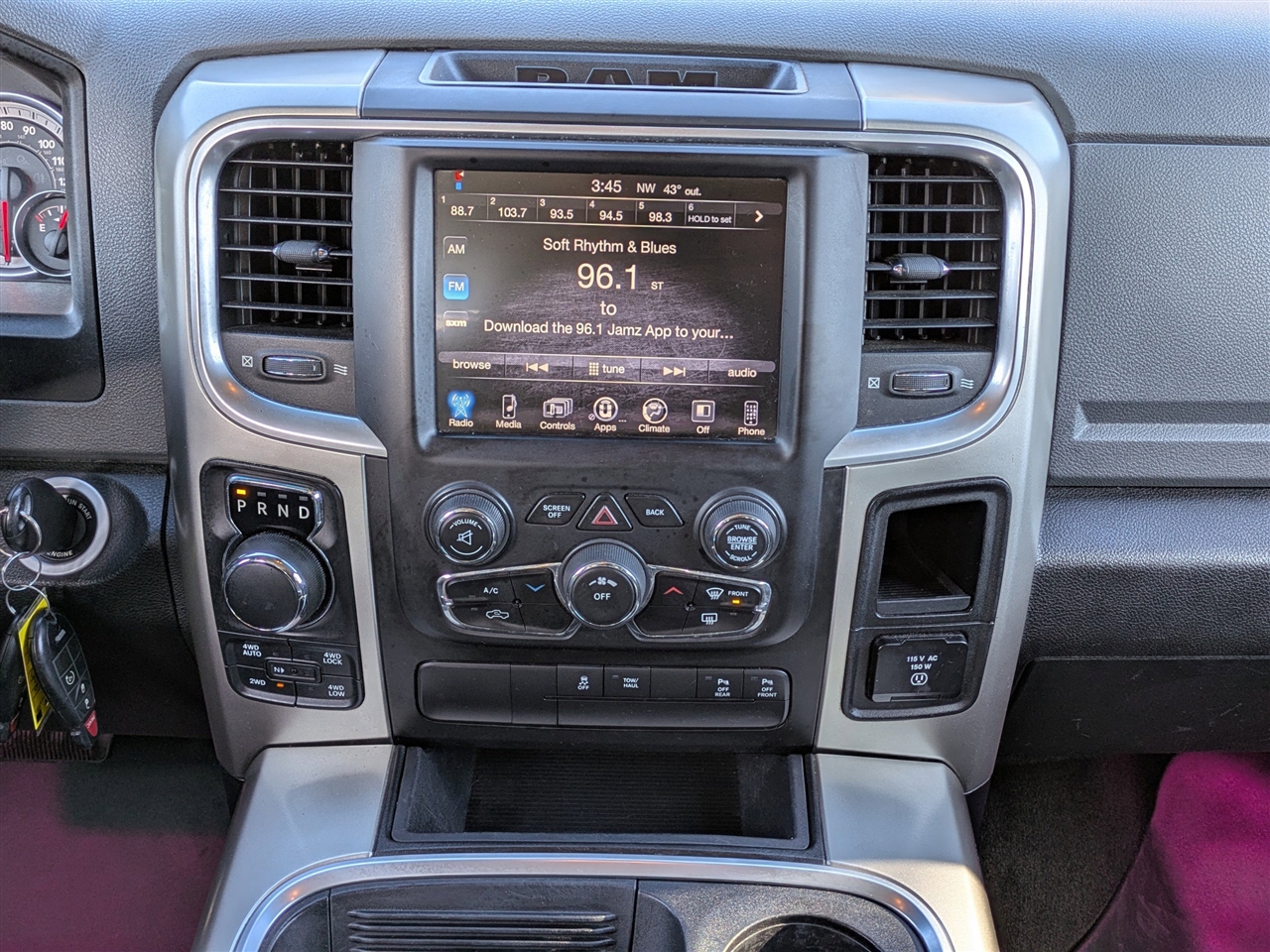 RAM 1500 SLT Crew Cab SWB 4WD 2016