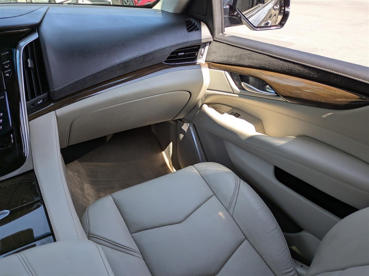 Cadillac Escalade Luxury 2WD 2019