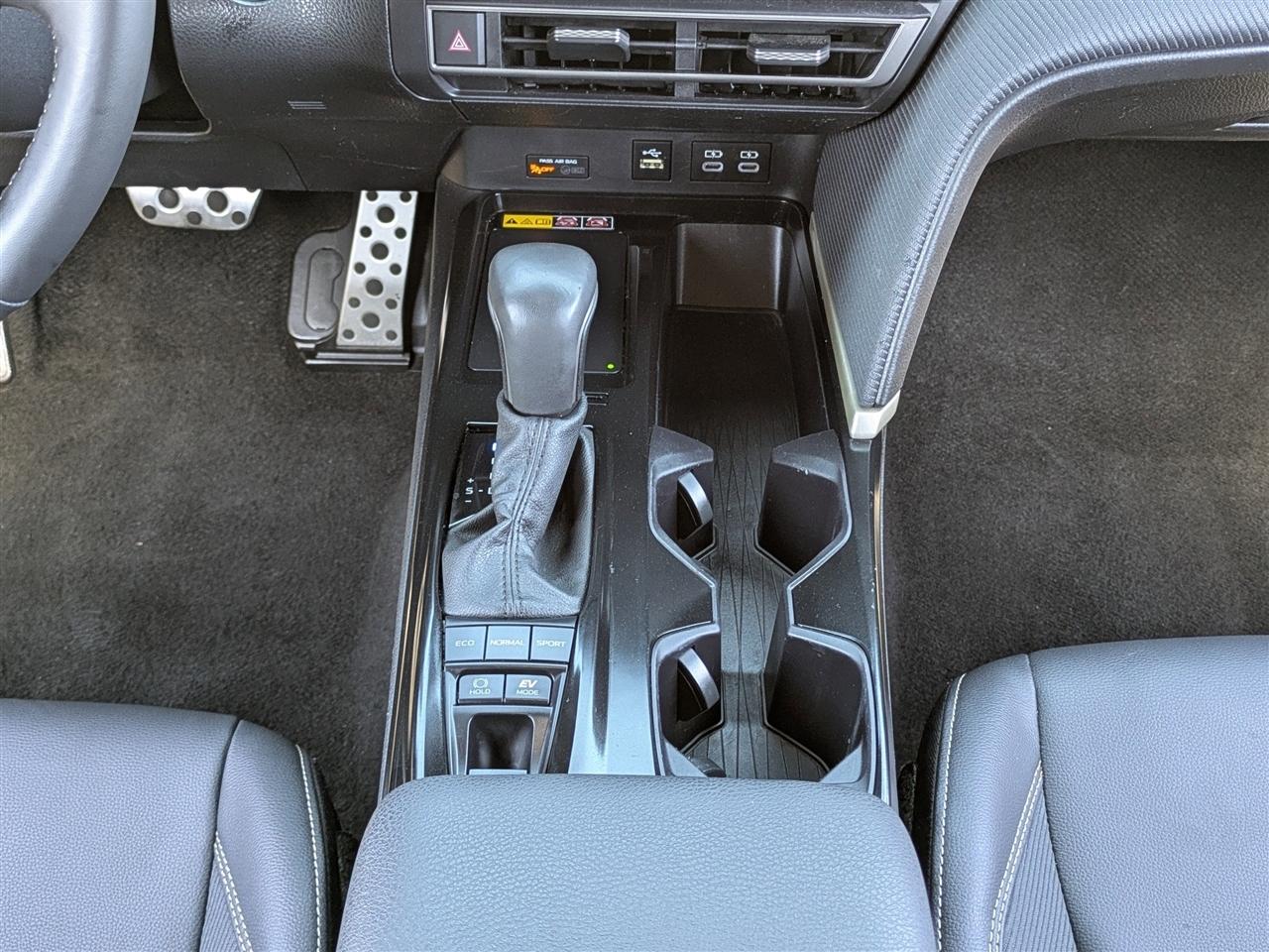 Toyota Camry Hybrid XLE 2025