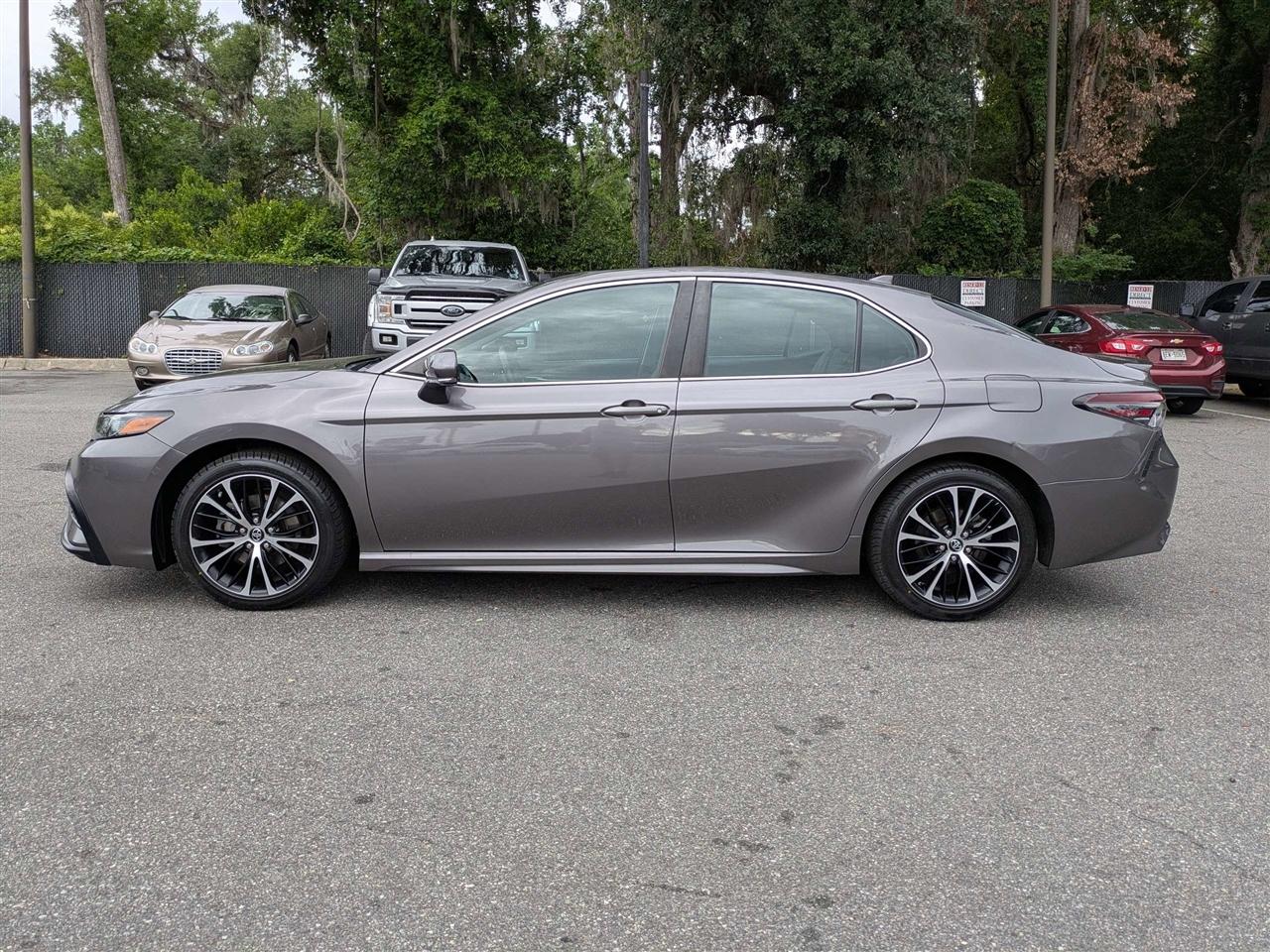 Toyota Camry SE 2021