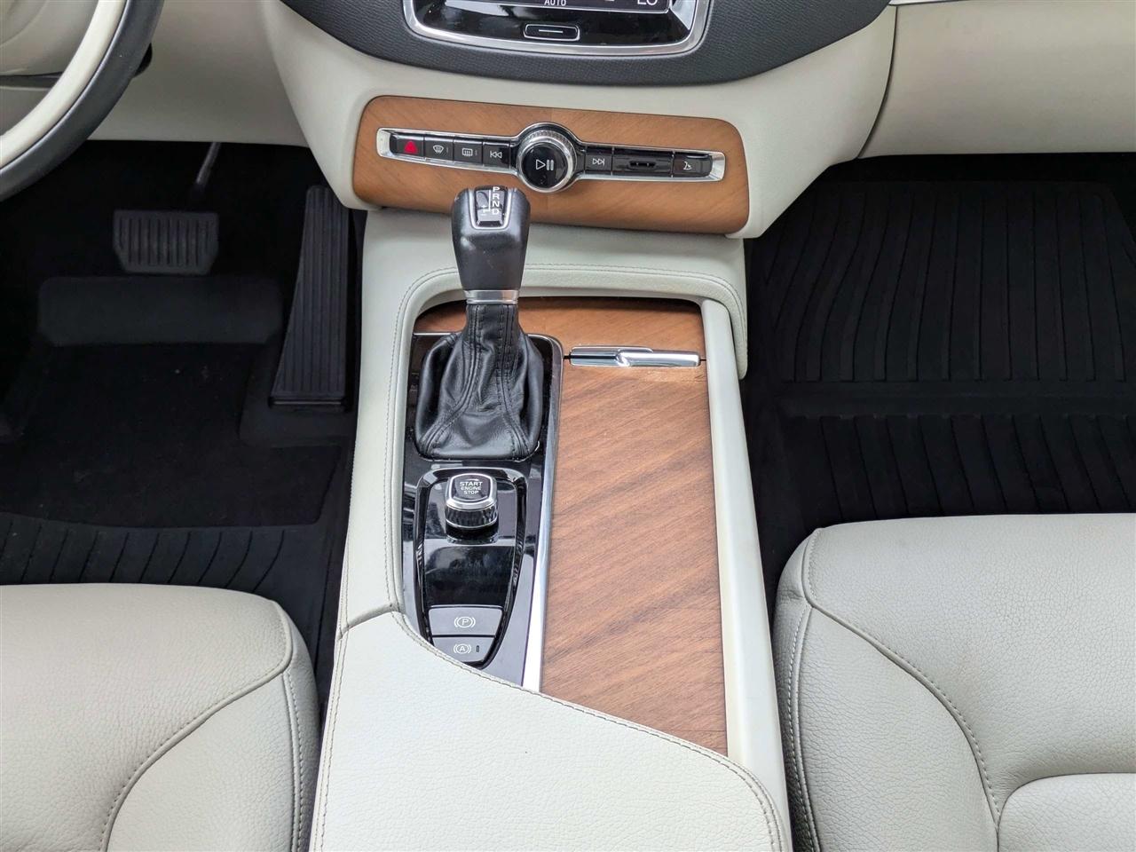 Volvo XC90 T6 Momentum AWD 2022
