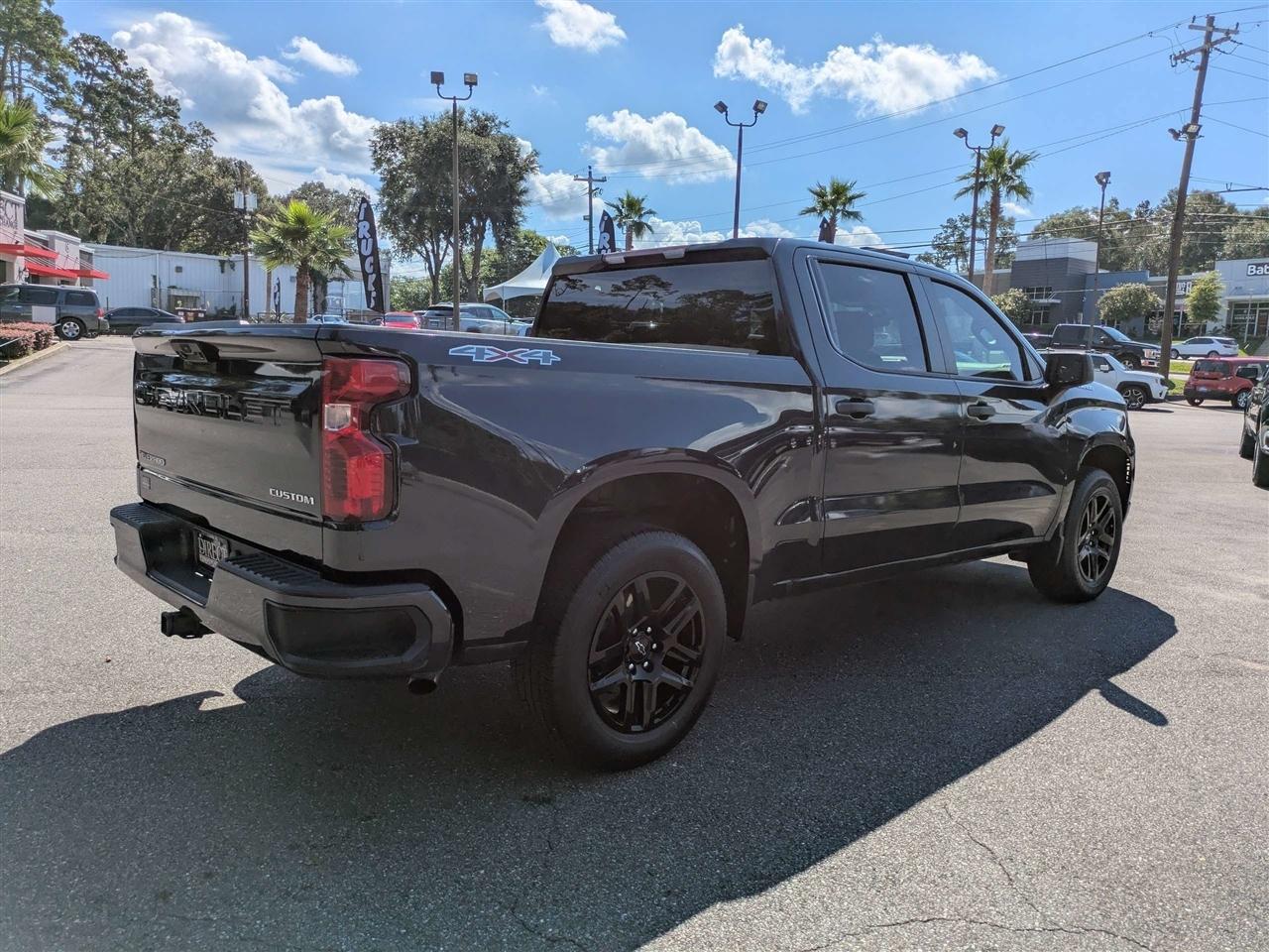 Chevrolet Silverado 1500 Custom Crew Cab 4WD 2022
