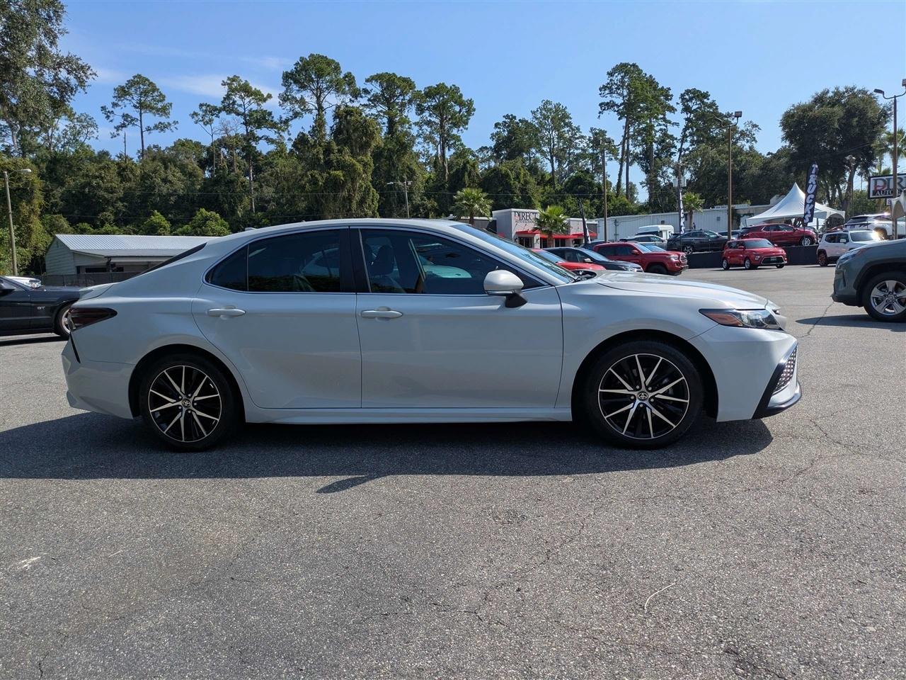 Toyota Camry SE 2023