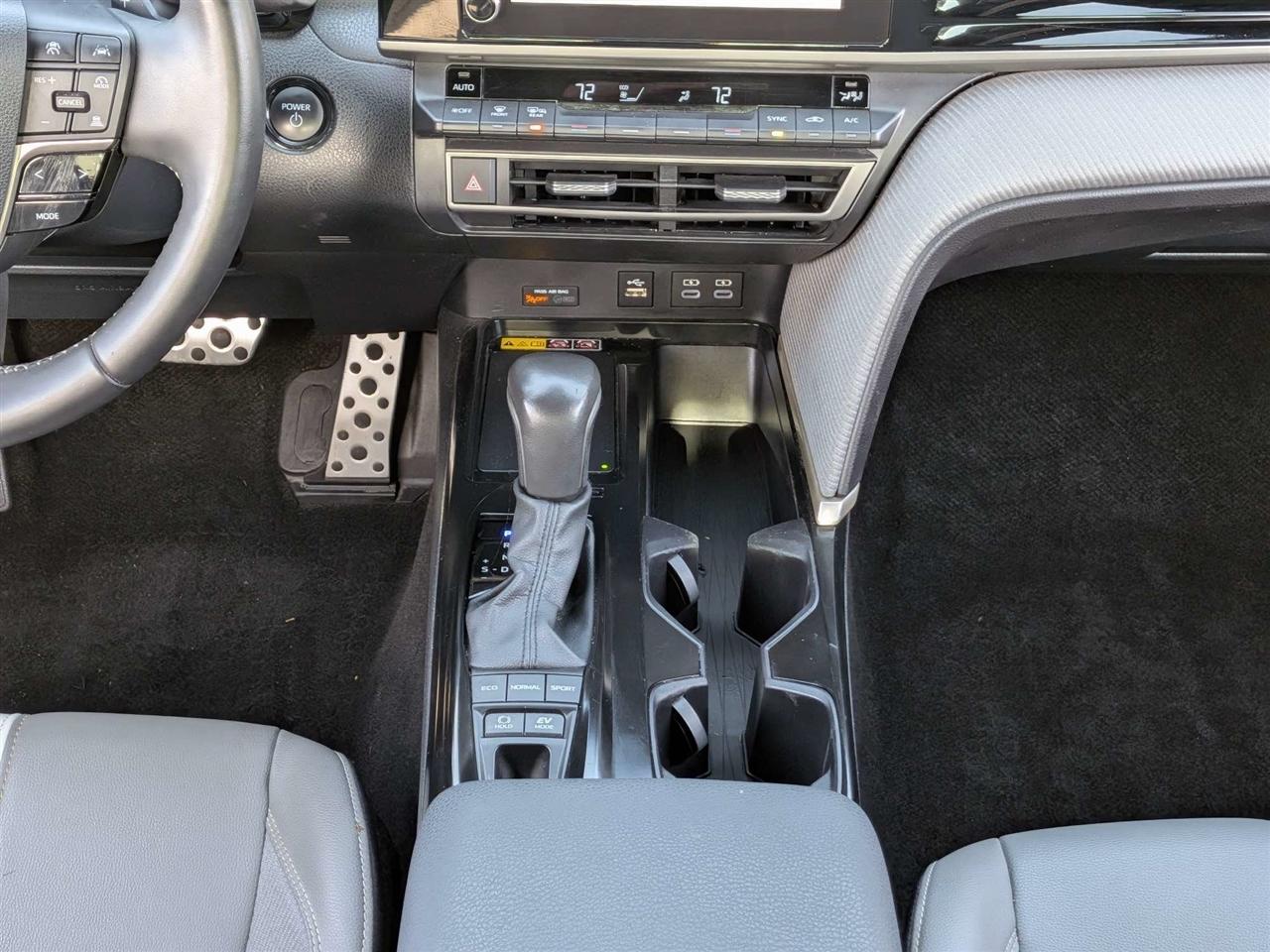 Toyota Camry Hybrid XLE 2025