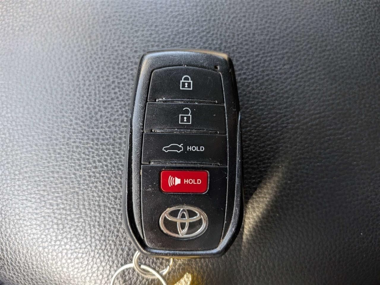 Toyota Camry Hybrid XLE 2025