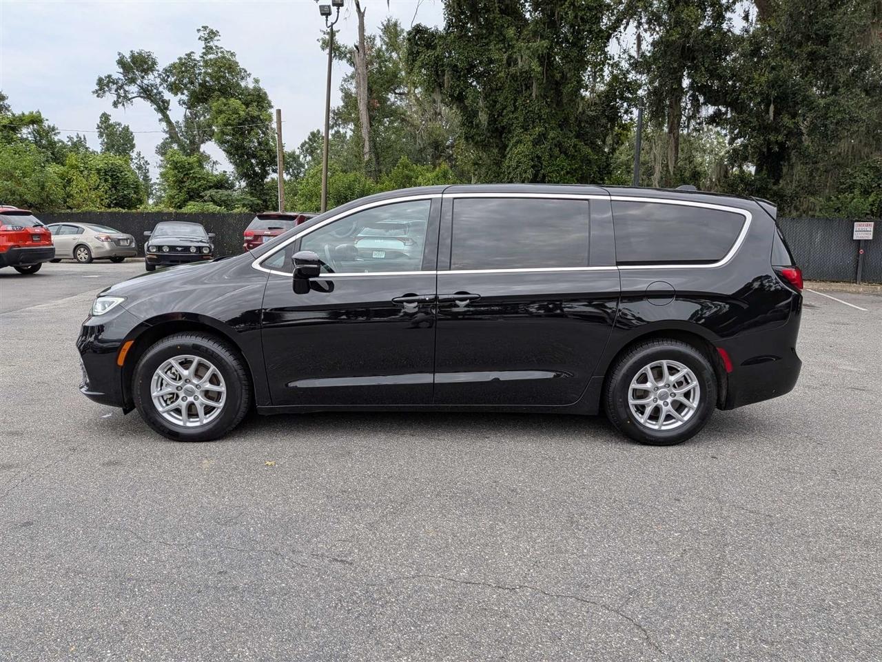 Chrysler Pacifica Select 2025