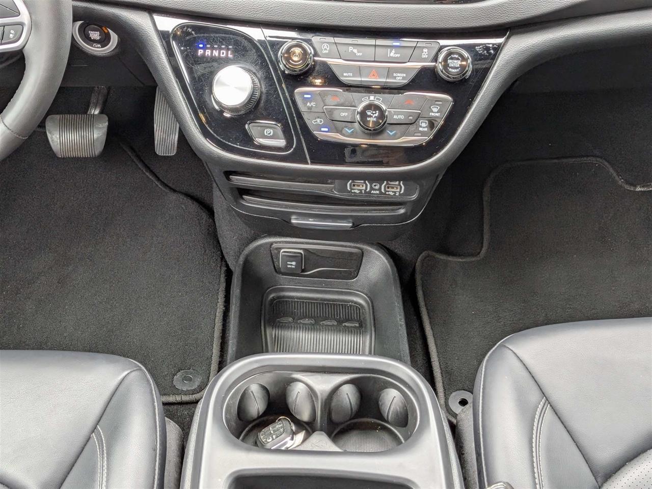 Chrysler Pacifica Select 2025