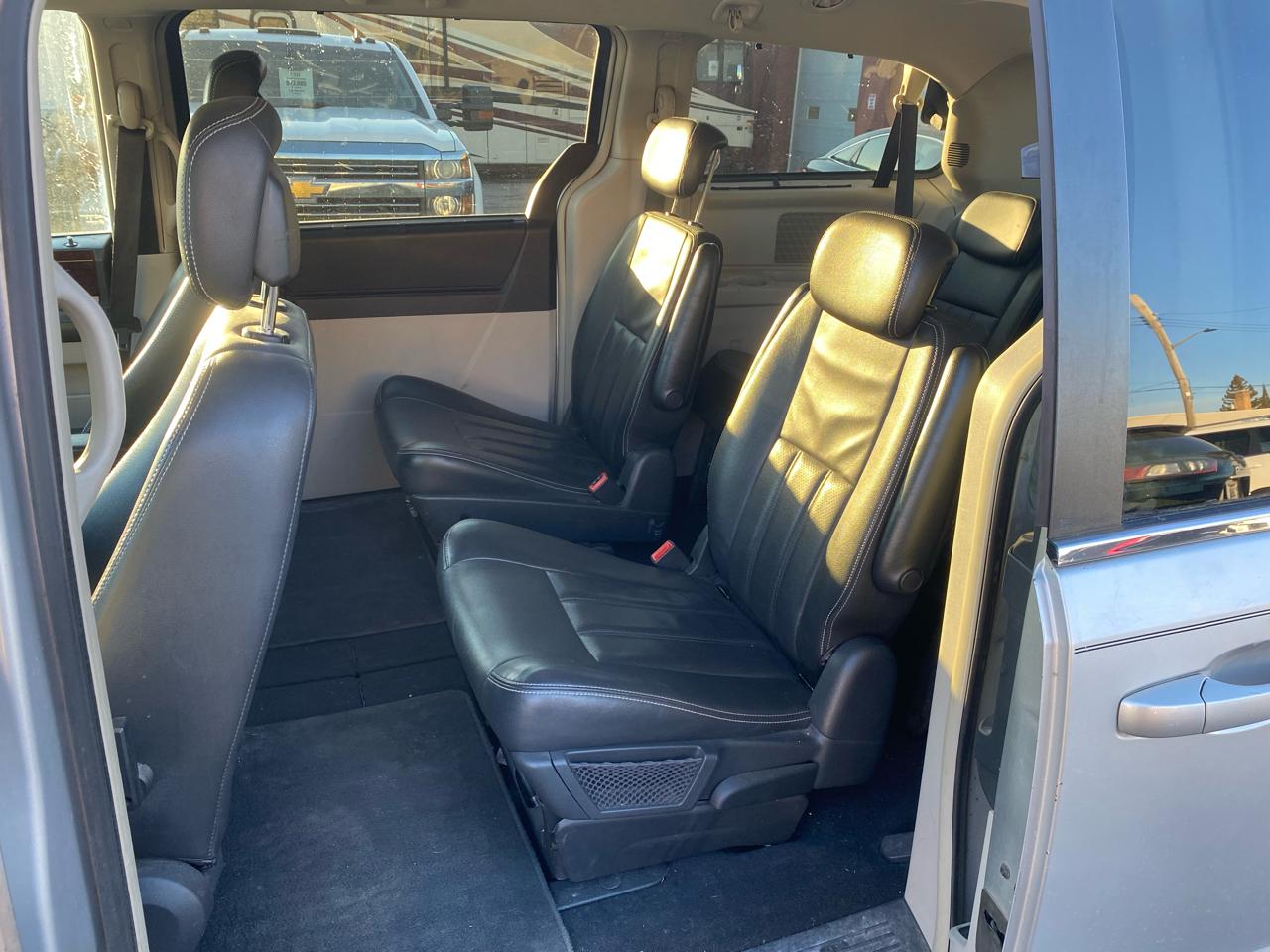 Chrysler Town & Country Touring Plus 2010