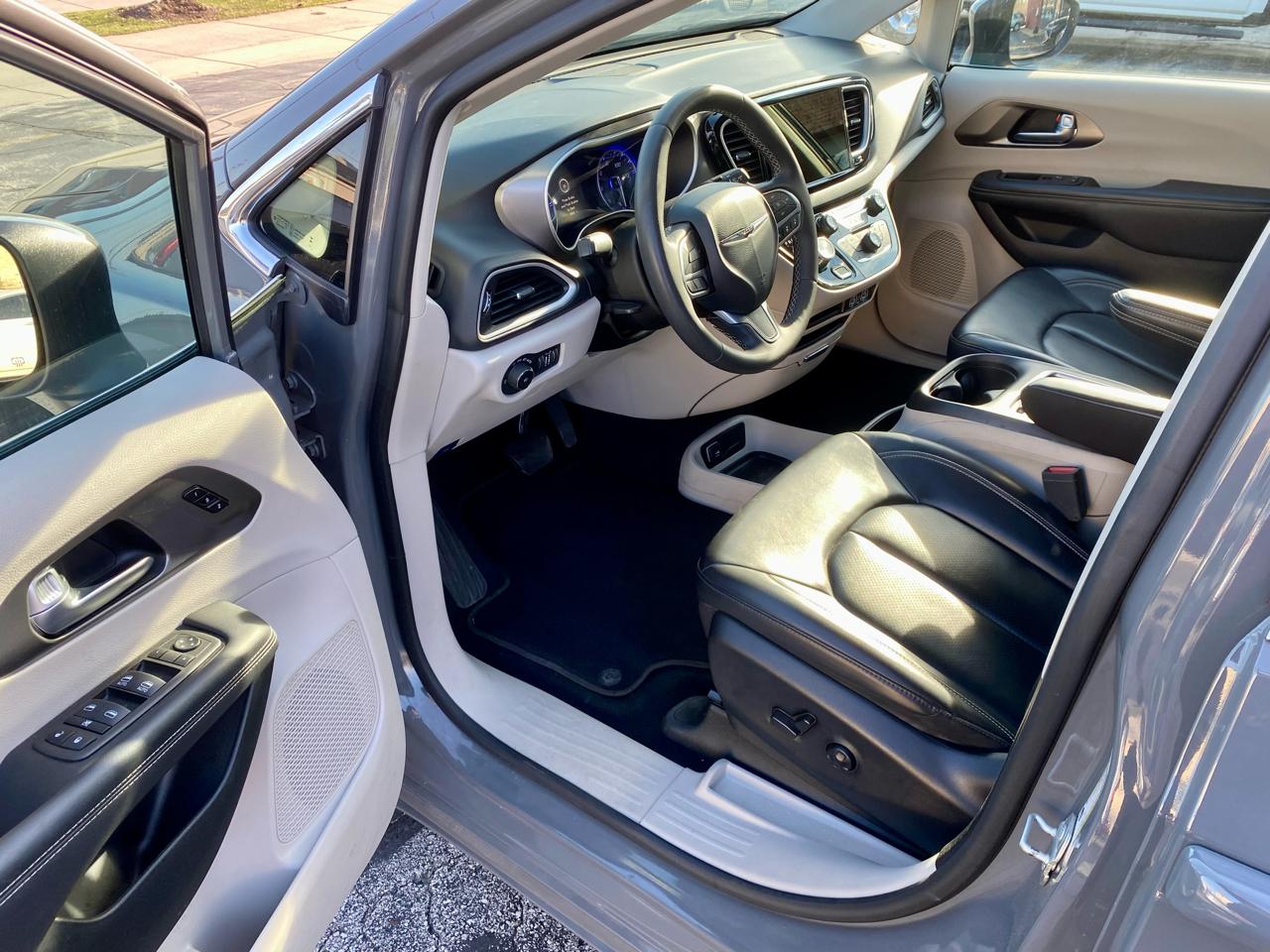 Chrysler Pacifica Touring L 2023