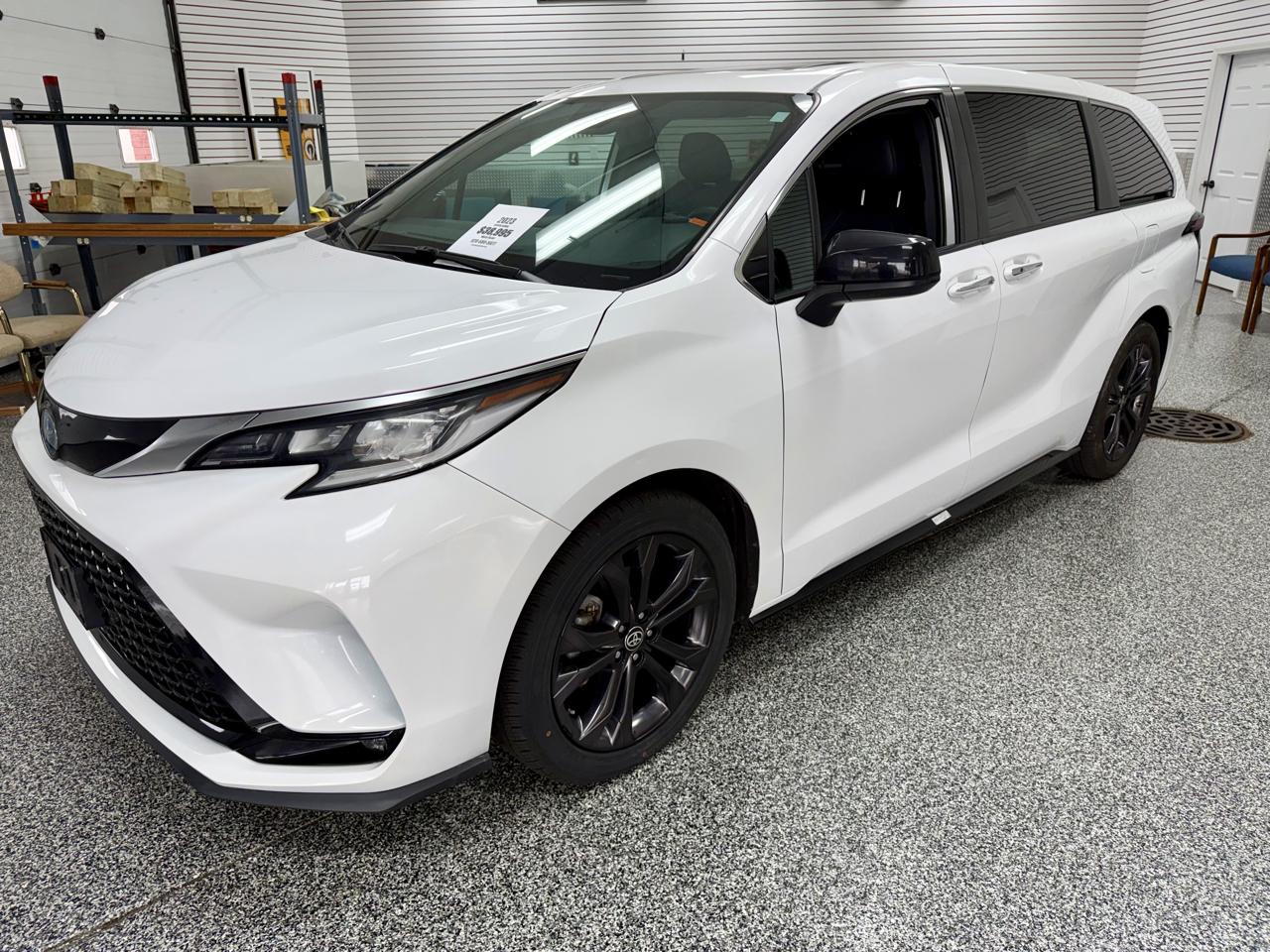 Toyota Sienna photo 2