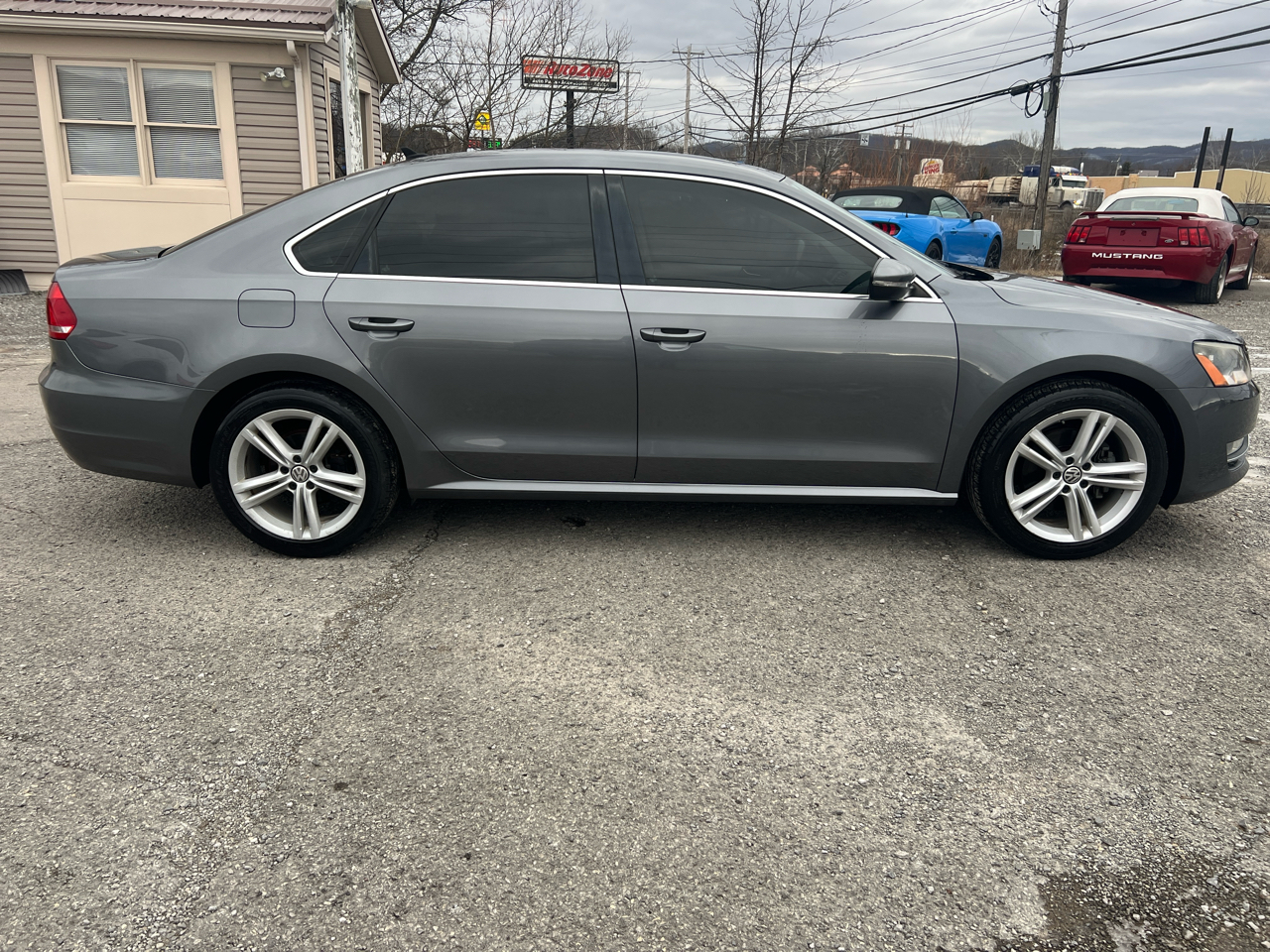 Volkswagen Passat 4dr Sdn 3.6L V6 DSG SE w/Sunroof 2012