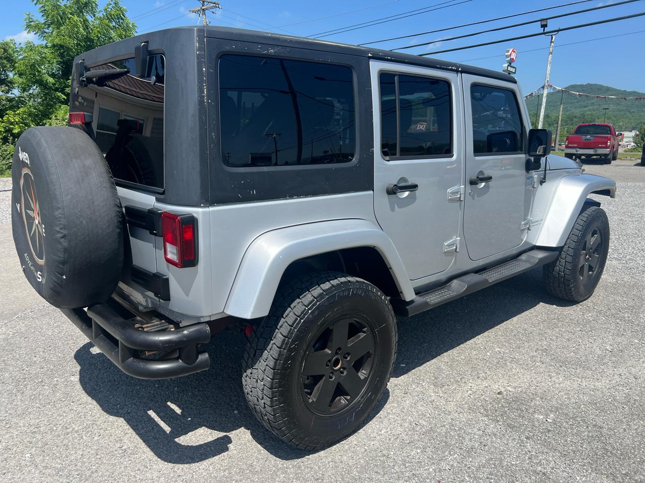 Jeep Wrangler Unlimited 4WD 4dr Sahara 2011